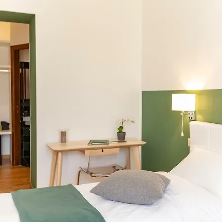 Konukevi Lombardia40 Luxury 4*